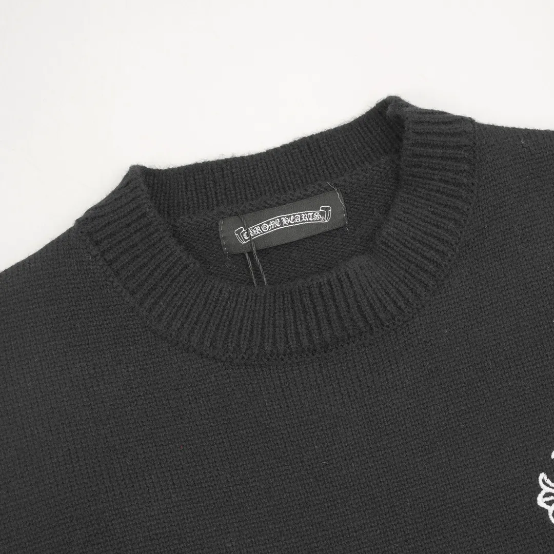 P540 Chrome Hearts CH Chrome Hearts 25ss embroidered disc Sanskrit cross hole knitted sweater pullover. It is a very popular style. It is the same for men and women. It is matched with black and white. It looks good in real life. It looks good on the upper body. It looks good in daily wear. It is even more photogenic. It’s hard not to buy it. Buy it for me!!! Believe me, no one can refuse such a machine-length Chrome Hearts jacket. It has expanded the version based on the old version. The upper body is loose and stylish, and the hem is expanded to a casual design. Fat people look extremely slim, thin people have limited height and high-end. Ten thousand yuan ZP printing, 1:1 perfect restoration, looks good when worn alone or stacked, can be easily controlled by both men and women. If you care more about quality, you must also respect the price. It is completely different from the thin see-through bottoms and junk products on the market that pill when worn. If the style makes you shine at a glance, then quality is what you should pay more attention to. Compared with price, we focus on quality. Customers who have received my products all know it. ️️️ Sweaters on the market are generally made of bract core yarn. We use modal. The advantages over core-spun yarn are very intuitive: high cost, high price, high density, relatively expensive for developers, and let us make a lot less money. In addition, it is delicate, has no scum on the upper body, resists pilling, and is high-end. We are conscientious sellers and do not use core-spun yarn. Apart from being cheap, core-spun yarn is really useless. It shrinks, pills, hooks, and makes people pierced. He is proficient in everything. It is 2024. Who doesn’t want to look decent when they go out? Quality determines the upper body effect. No matter how bad the quality, the best style is still the temperament of the urban-rural fringe. We only do long-term business. Quality determines character. Take it back and wear it with confidence and wash it. The quality of the pattern will definitely make your eyes shine. We only make the right version of high quality. We make high-end hard goods. Reject junk goods and reject fast food. Conscientious quality and conscientious price. You deserve it!  Color: Black Beige Gray Size: S-L